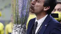 Pelatih Villareal, Unai Emery mencium trofi saat merayakan timnya memenangkan pertandingan melawan Manchester United pada final Piala Europa di Gdansk, Polandia, Kamis (27/5/2021).  Villareal berhak ke Liga Champions musim depan lewat jalur ini, meski di LaLiga finis ketujuh. (Kacper Pempel, Pool vi