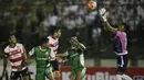 Kiper Madura United, Erry Prasetyo (kanan), mengamankan bola serangan PS TNI dalam laga Torabika Soccer Championship presented by IM3 Ooredoo di Stadion Siliwangi, Bandung, Minggu (1/5/2016). (Bola.com/Vitalis Yogi Trisna)