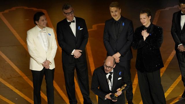 Edward Berger penulis naskah All Quiet on the Western Front menerima Piala Oscar dari Antonio Banderas di ajang Oscar 2023. (Foto: AP Photo/Chris Pizzello)