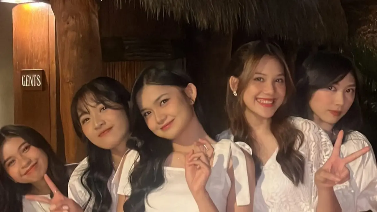 9 Potret Member JKT48 Liburan Sekaligus Syuting MV di Lombok