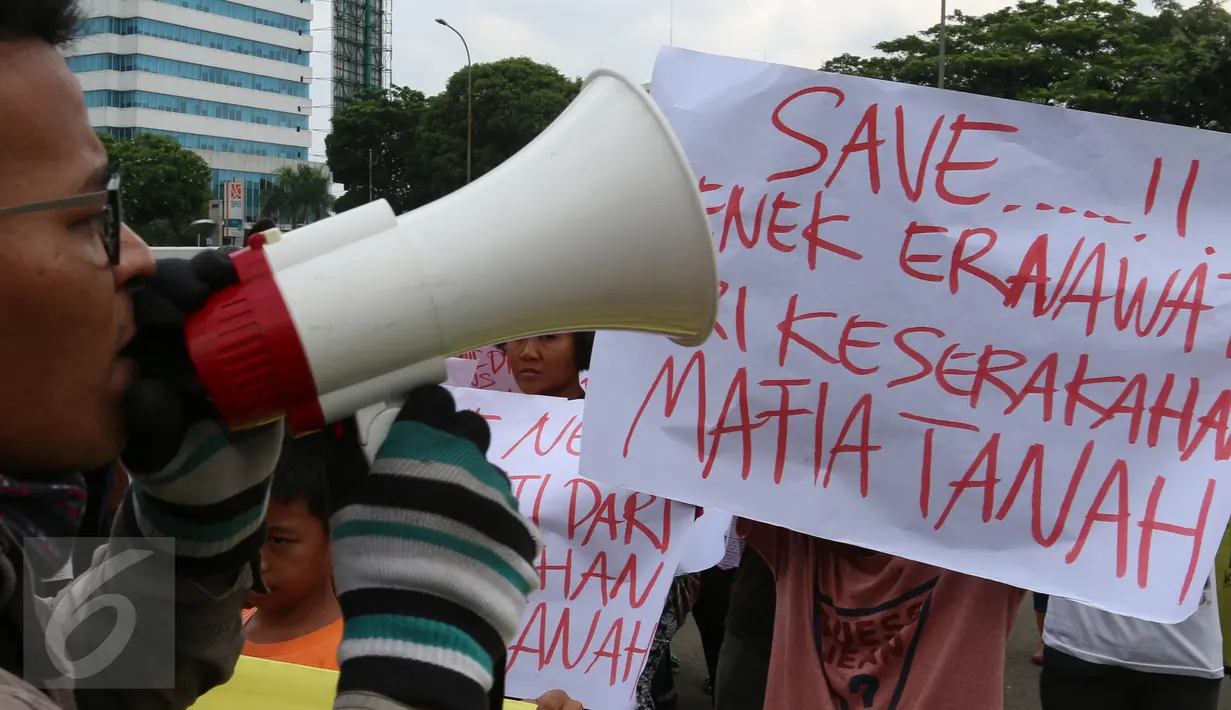 Demonstran melakukan orasi di depan Gedung DPR, Senayan, Jakarta, Kamis (14/1). Massa menuntut proses hukum penyelesaian kasus Nenek Ernawati. (Liputan6.com/JohanTallo)