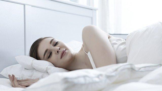 Ilustrasi perempuan tidur, bermimpi