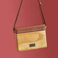 Produk tas kayu Ruaya. Sumber foto: Document/Dody Andri.