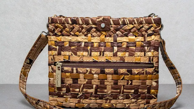 Tas dari bungkus kopi plastik (Foto: Reve Art AI)