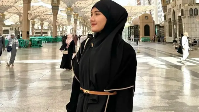 Pesona Erina Gudono Jalani Ibadah Umrah Bersama Kaesang Pangarep, Tampil Stylish Padukan Abaya dan Ikat Pinggang Hermes