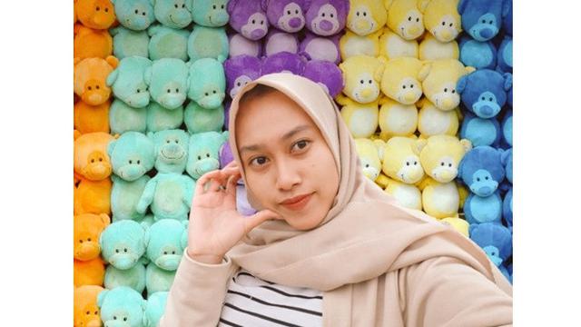 Wanita Ini Minta Jerawat Dihilangkan, 6 Hasil Editan Foto Bikin Senyum