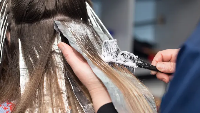 Jangan Sampai Salah, Ini 3 Tips Memilih Pewarna Rambut yang Tepat dan Benar