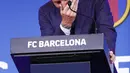 Lionel Messi menangis saat memulai konferensi pers di Stadion Camp Nou, Barcelona, ​​​​Spanyol, Minggu (8/8/2021). Mendapat aplaus panjang dan standing ovation dari yang hadir, pemain asal Argentina itu kembali menangis. (AP Photo/Joan Monfort)