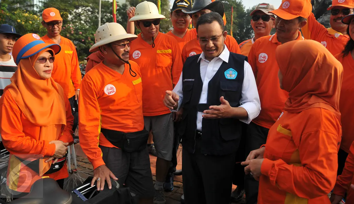 Mendikbud Anies Baswedan berinteraksi dengan pengunjung Car Free Day di kawasan Thamrin, Jakarta, Minggu (17/7). Anies mengkampanyekan imbauan kepada orangtua untuk mengantarkan anak sekolah pada hari pertama masuk sekolah. (Liputan6.com/Gempur M Surya)