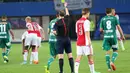 Wasit William Collum yang memimpin pertandingan Rapid v Ajax mengeluarkan kartu kuning kepada gelandang Rapid, Thanos Petsos.