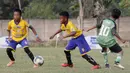 Pemain Satria Muda FA berusaha melewati pemain SS Gagak Rimang pada laga Indonesia Junior League 2019 di Lapangan Sawangan, Minggu (20/10). Dari liga kelas junior ini diharapkan bisa melahirkan pesepakbola muda berbakat dan berkualitas. (Bola.com/M Iqbal Ichsan)