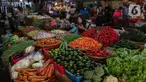 Pedagang sayuran menunggu pembeli di pasar Kebayoran Lama, Jakarta, Minggu (9/6/2024). (Liputan6.com/Angga Yuniar)