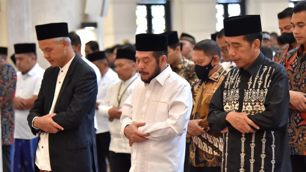Presiden Joko Widodo dan Ganjar Pranowo melakukan Sholat Idul Fitri 1444 Hijriah, di Masjid Raya Sheikh Zayed, Kota Surakarta, Sabtu (22/4/2023) pagi.
