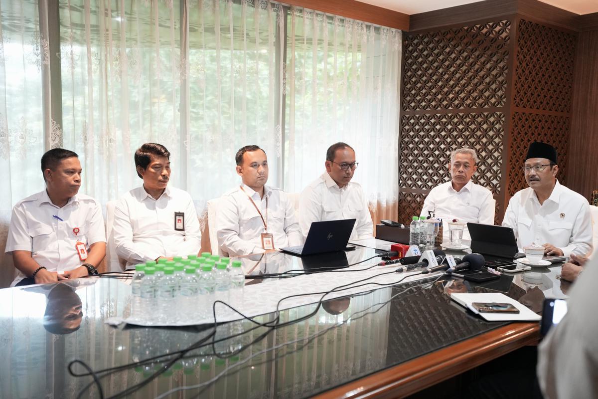 Menteri Sosial Saifullah Yusuf saat konferensi pers pencairan penebalan bansos