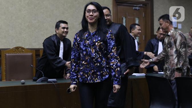 Terdakwa dugaan suap revitalisasi dua pasar di Kabupaten Kepulauan Talaud TA 2019, Sri Wahyumi Maria Manalip usai menjalani sidang tuntutan di Pengadilan Tipikor, Jakarta, Senin (18/11/2019). Mantan Bupati Kepulauan Talaud itu dituntut hukuman tujuh tahun penjara. (Liputan6.com/Helmi Fithriansyah)