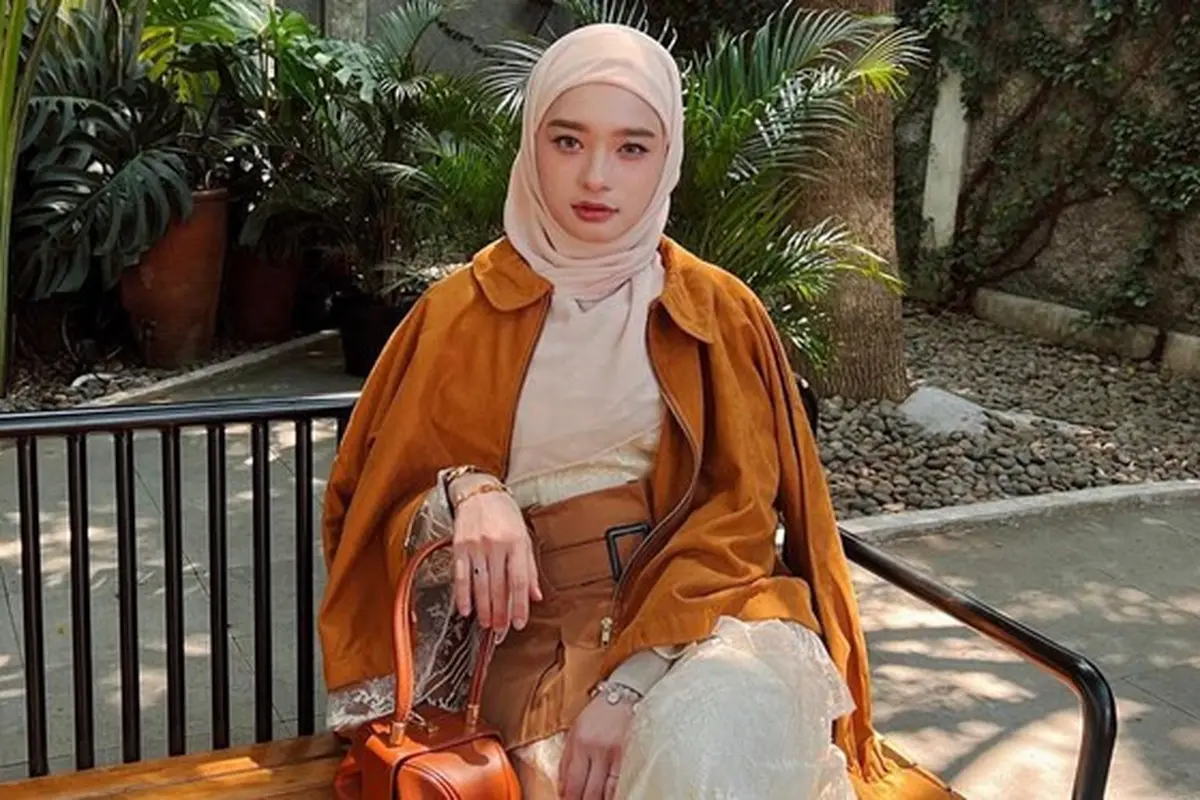 7 Gaya OOTD Berhijab Ala Inara Rusli Ini Bisa Jadi Inspirasi