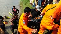 Evakuasi dan pencarian tujuh remaja yang tenggelam di Sungai Pemali, Brebes, Jateng. Empat remaja ditemukan selamat, dua orang meninggal dunia, sedangkan satu remaja masih dicari. (Liputan6.com/Fajar Eko Nugroho)