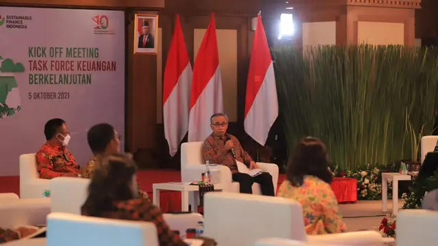 Ketua Dewan Komisioner OJK Wimboh Santoso dalam acara Kick Off Meeting Task Force Keuangan Berkelanjutan di Jakarta, Selasa (5/10/2021).