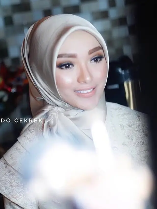 Potret Zaskia Gotik kenakan hijab