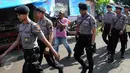 Petugas kepolisian berjalan ke lokasi pengamanan di area Dermaga Wijayapura, Cilacap, Jateng, Rabu (27/7). Kepolisian Daerah Jawa Tengah menyiagakan 1450 personel untuk pengamanan eksekusi mati tahap III di Lapas Nusakambangan. (Liputan6.com/Helmi Afandi)