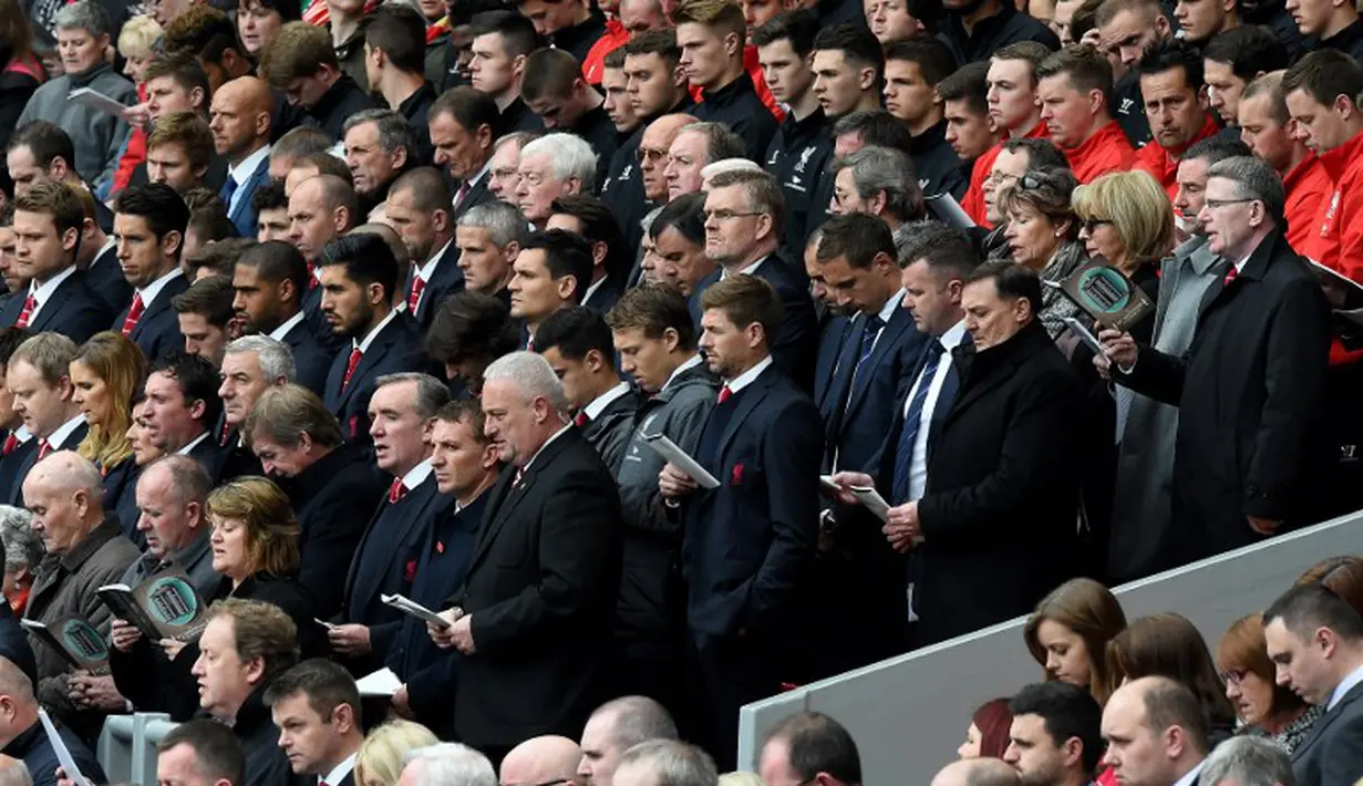 3.	Steven Gerrard dan rekan-rekannya di Liverpool menghadiri peringatan 26 tahun Tragedi Hillsborough di Stadion Anfield, Liverpool, Inggris. 