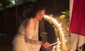 Desainer Migi Rihasalay dan suami rayakan Tahun Baru 2026 dengan nyalakan 1.000 lilin, simbol cahaya terang dan harapan menuju hidup yang lebih baik. (Foto: Dok. Koleksi Pribadi Migi Rihasalay)