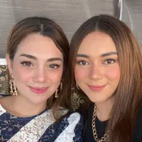 Turuti netizen, Thalita Latief dan Celine Evangelista foto bareng. Wajahnya sulit dibedakan. (Instagram @thalitalatief)