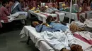 Sejumlah siswi mendapatkan perawatan di rumah sakit pemerintah menyusul kebocoran gas dari sebuah depot kontainer di New Delhi, India, Sabtu (6/5). Sebagian dari siswi mengeluhkan iritasi pada mata dan tenggorokan akibat keracunan gas (Chandan KHANNA/AFP)