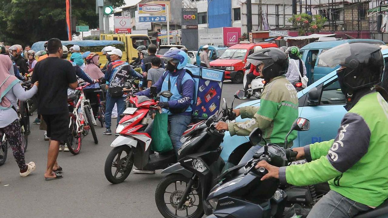FOTO:  Kemacetan Lalu Lintas saat Contra Flow di Jalan Margonda Raya Depok