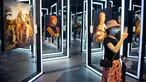 Seorang pengunjung mengabadikan gambar dalam sebuah pameran seni bertajuk Tribute to da Vinci yang digelar di gedung Changsha IFS, Changsha, Provinsi Hunan, China, Senin (4/5/2020). (Xinhua/Chen Sihan)