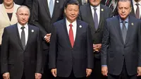 Presiden Xi Jinping diapit oleh Presiden Rusia Vladimir Putin dan Presiden Turki Recep Tayyip Erdogan (AP/Alexander Zemlianichenko)Presiden Xi Jinping diapit oleh Presiden Rusia Vladimir Putin dan Presiden Turki Recep Tayyip Erdogan saat KTT Belt and Road