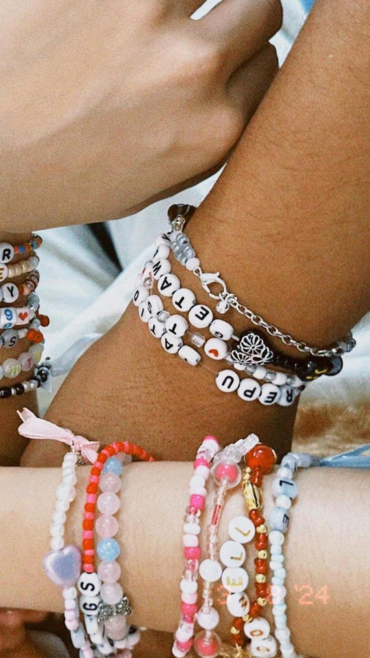 Kekompakan ketiganya juga terlihat saat sama-sama pamer gelang yang dikenakan.