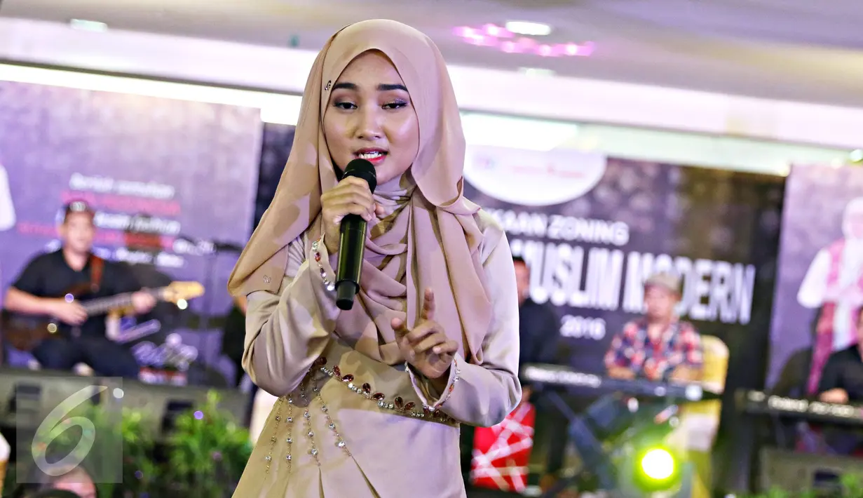 Kehadiran Fatin saat pembukaan Pusat Busana Muslim Modern di kawasan Mangga Dua menjadi daya tarik tersendiri bagi pengunjung, Mangga Dua, Jakarta, Jumat (8/4/2016). (Liputan6.com/Immanuel Antonius)