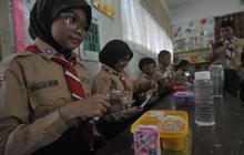 FOTO: Lahapnya Siswa SD di Jakarta Santap Makan Bergizi Gratis, Ini Menunya!