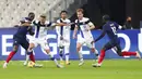 Pemain Prancis, Moussa Sissoko, berebut bola dengan pemain Finlandia, Onni Valakari, pada laga uji coba di Stadion Stade de France, Rabu (11/11/2020). Prancis takluk dengan skor 0-2. (AP/Michel Euler)