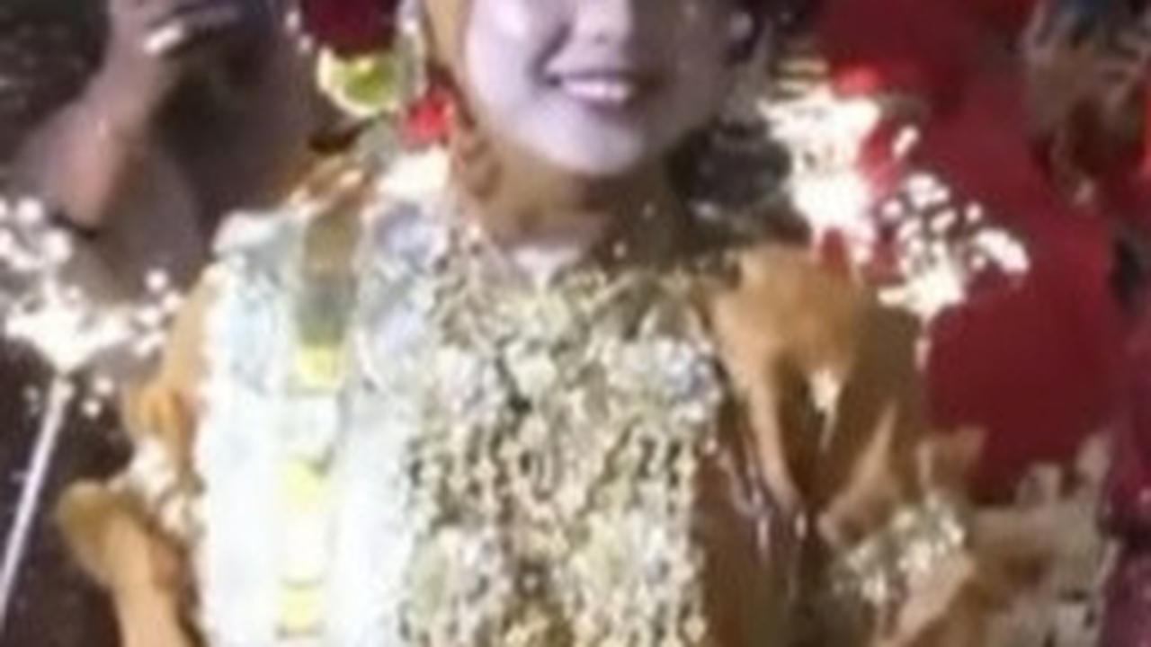 Seperti Mengaduk Rendang, Begini Penampakan Uang Panai Gepokan Rp2 Miliar di Atas Nampan di Acara Lamaran Putri DA