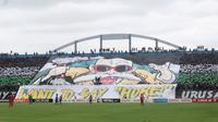 Aksi suporter PSS Sleman di Stadion Maguwoharjo. (Bola.com/Vincentius Atmaja)