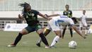 Gelandang Tira Persikabo Putri, Risda Yulianti, berebut bola dengan pemain PSIS Semarang pada lanjutan laga Liga 1 Purtri 2019 di Stadion Pakansari, Bogor, Kamis (7/11). Tira Persikabo Putri menang 2-0 atas PSIS Semarang. (Bola.com/Yoppy Renato)