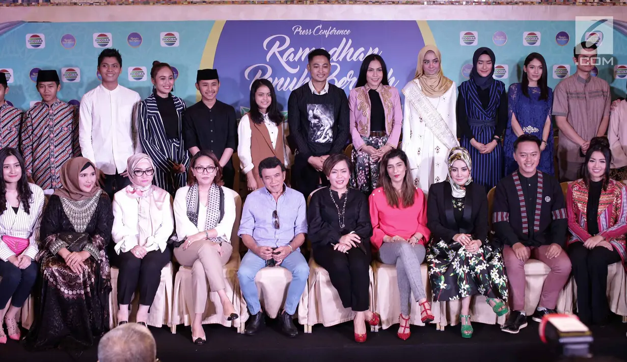 Direktur Programing SCM Harsiwi Achmad (lima kanan) foto bersama saat konferensi pers Ramadhan Penuh Berkah, Jakarta, Kamis (26/4). Indosiar kembali menampilkan program spesial bernuansa religi dalam rangka menyambut Ramadhan. (Liputan6.com/Faizal Fanani)