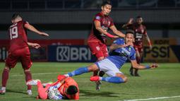 Persib mendapat peluang demi peluang melalui Wander Luiz namun, barisan pertahanan Borneo FC masih mampu meredam. (Bola.com/Bagaskara Lazuardi)