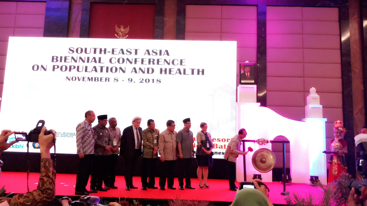 Pembukaan Konferensi Internasional Dua Tahunan Asia Tenggara mengenai Kependudukan dan Kesehatan 2018 di Shinghasari Resort, Kota Batu, Malang, Jawa Timur, pada Kamis (8/11/2018).   (Foto: Fitri Haryanti/Liputan6.com)
