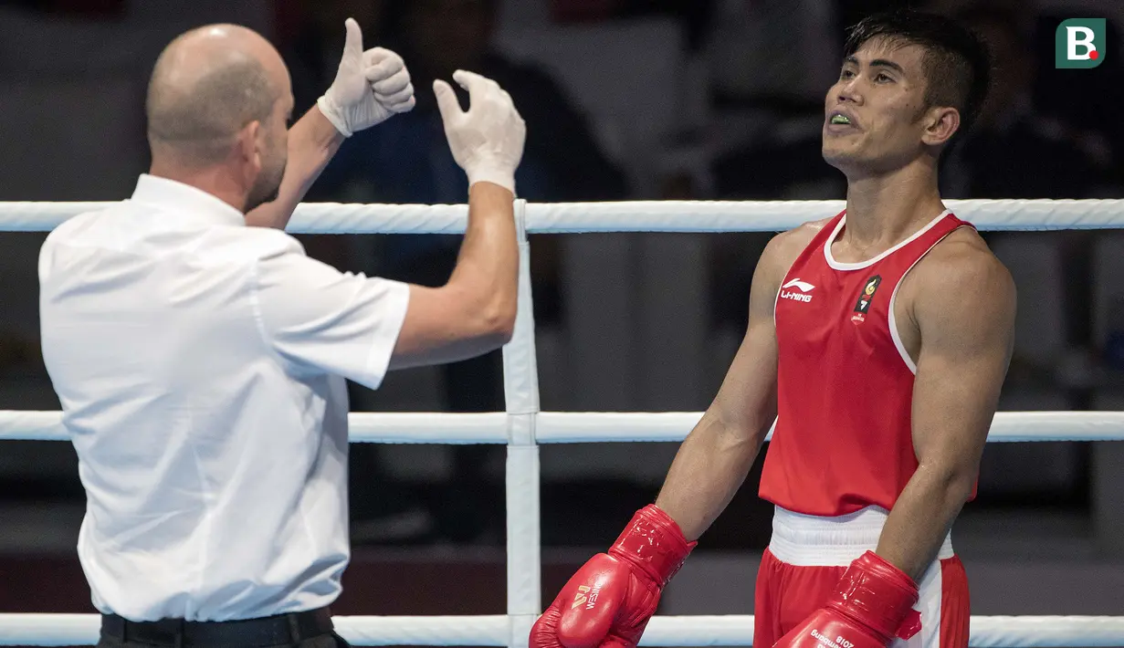 Aksi petinju asal Indonesia Sunan Agung Amoragam saat melawan Mirazizbek Mirzakhalilov asal Uzbekistan di babak semifinal kelas bantam (56 kg) Asian Games 2018 di JIExpo Kemayoran Jakarta pada Jumat (31/8/2018). (Bola.com/Peksi Cahyo)