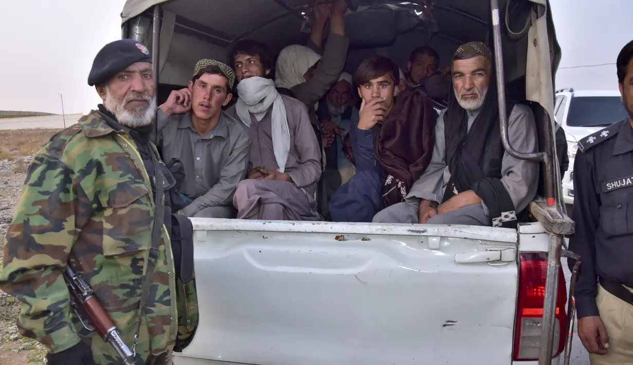 Pasukan keamanan Pakistan pada hari Rabu menahan dan mendeportasi puluhan warga Afghanistan yang tinggal di negara itu secara ilegal, setelah tenggat waktu yang ditetapkan pemerintah bagi mereka untuk meninggalkan negara itu berakhir, kata pihak berwenang. (AP Photo/Arshad Butt)