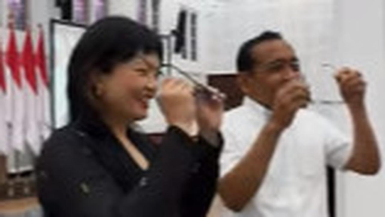 Begini Rasanya Menjajal Kaca Mata Unik Profesor Stella Bikin Menko Pratikno Merem Melek Terkaget-kaget