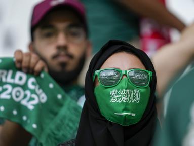 Fans wanita Arab Saudi menonton pertandingan grup C Piala Dunia antara Polandia dan Arab Saudi, di Education City Stadium di Al Rayyan, Qatar, Sabtu, 26 November 2022. (AP Photo/Darko Vojinovic)