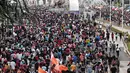 Warga beraktifitas ketika pelaksanaan Car Free Day (CFD) di Bundaran HI Jakarta, Minggu (30/12). Pelaksanaan CFD juga  untuk membentuk karakter masyarakat dalam mengurangi ketergantungan pada pemakaian kendaraan bermotor. (Liputan6.com/Faizal Fanani)