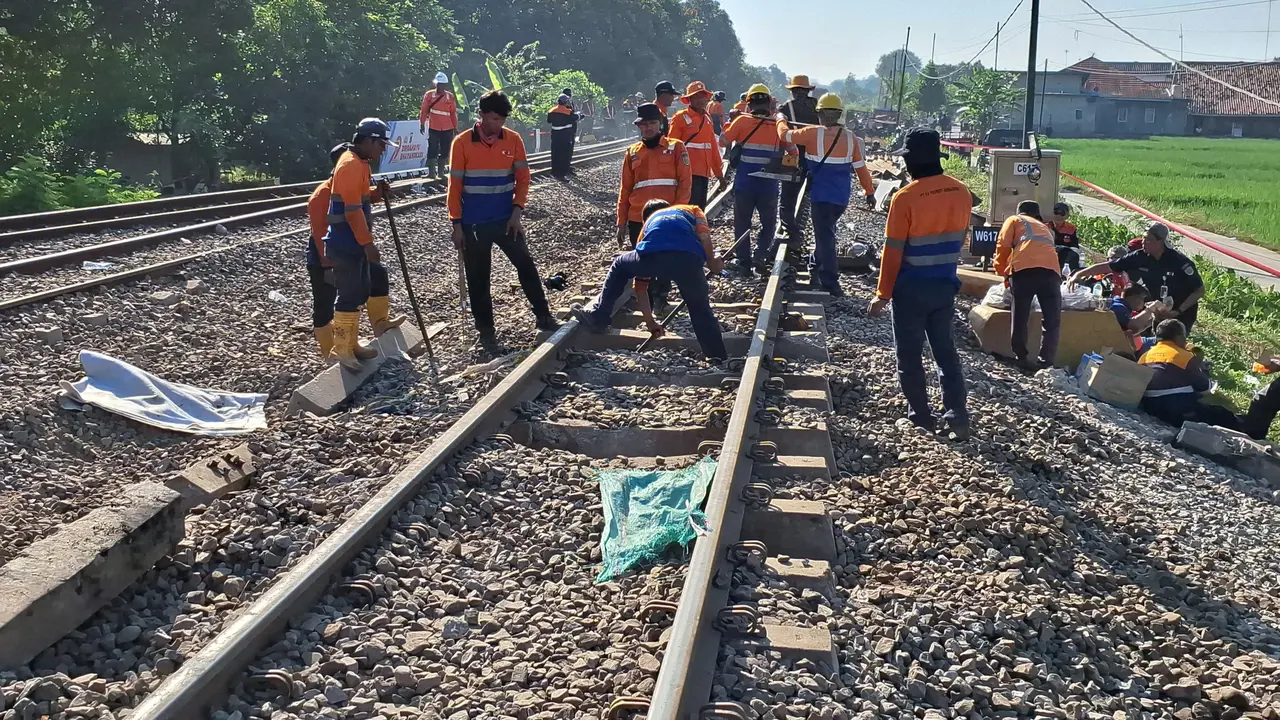 5 gerbong kereta KA Argo Bromo Anggrek relasi Surabaya Pasar Turi-Gambir ydi Emplasemen Stasiun Pegadenbaru, Kabupaten Subang, Jawa Barat telah berhasil dievakuasi. (Foto: KAI)
