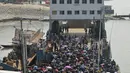 Ratusan pemudik berkerumun saat menaiki kapal feri menuju kampung halaman menjelang perayaan Idul Fitri di tengah pandemi Covid-19 di Munshiganj, Bangladesh pada 9 Mei 2021. Ratusan orang bergegas untuk pulang ke rumah sehingga dapat berkumpul dengan keluarga pada momen Lebaran. (Munir Uz zaman/AFP)