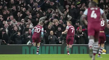 Penyerang West Ham Jarrod Bowen (kiri) berselebrasi setelah mencetak gol pertama timnya ke gawang Tottenham Hotspur duel pekan ke-15 Premier League 2023/2024  di Tottenham Hotspur Stadium, Jumat (8/12/2023). (AP Photo/Kin Cheung)