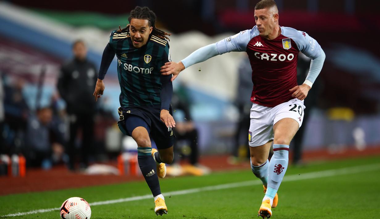 Gelandang Leeds United, Helder Costa, berebut bola dengan gelandang Aston Villa, Ross Barkley, pada laga lanjutan Liga Inggris di Villa Park, Sabtu (23/10/2020) dini hari WIB. Leeds United menang 3-0 atas Aston Villa. (AFP/Michael Steele/pool)